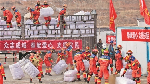 救援物资持续运抵灾区