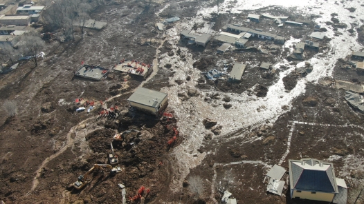 烤干鞋袜继续干！记者直击青海金田村清淤现场