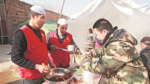“工”字号拉面服务灾区群众