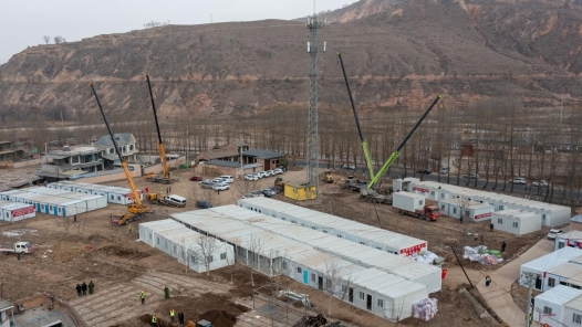 积石山6.2级地震｜活动板房抓紧安装 保障群众温暖过冬