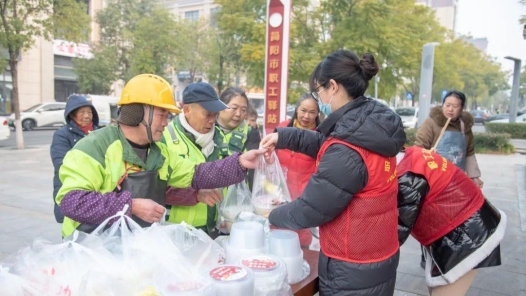 四川成都简阳市总工会开展冬至为户外劳动者送羊肉汤活动