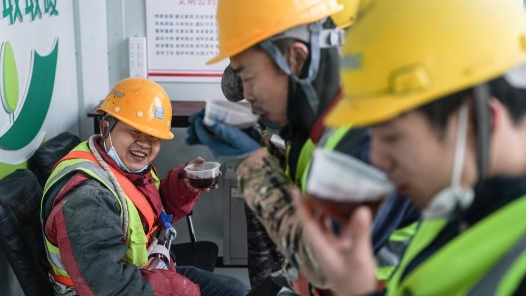 各级工会积极开展两节送温暖活动