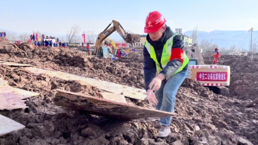 救灾一线的“夫妻档”