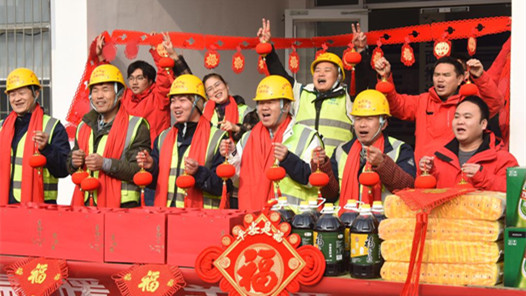青岛：“两节”送温暖 慰问进工地