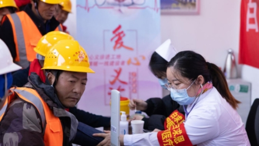 南京市六合区：爱心义诊进工地 情暖一线建设者