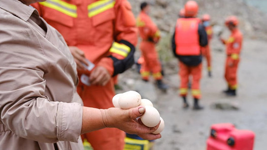 青海省总工会领导看望慰问民和中川救援一线人员