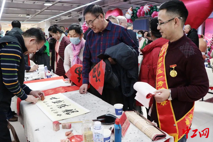 12月30日，呼和浩特市总工会开展“大力弘扬劳模精神，致敬最美劳动者”为主题的迎新春、送祝福活动。图为活动现场。 呼和浩特市总工会供图