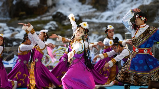 李强在政府工作报告中谈民族、宗教和侨务工作