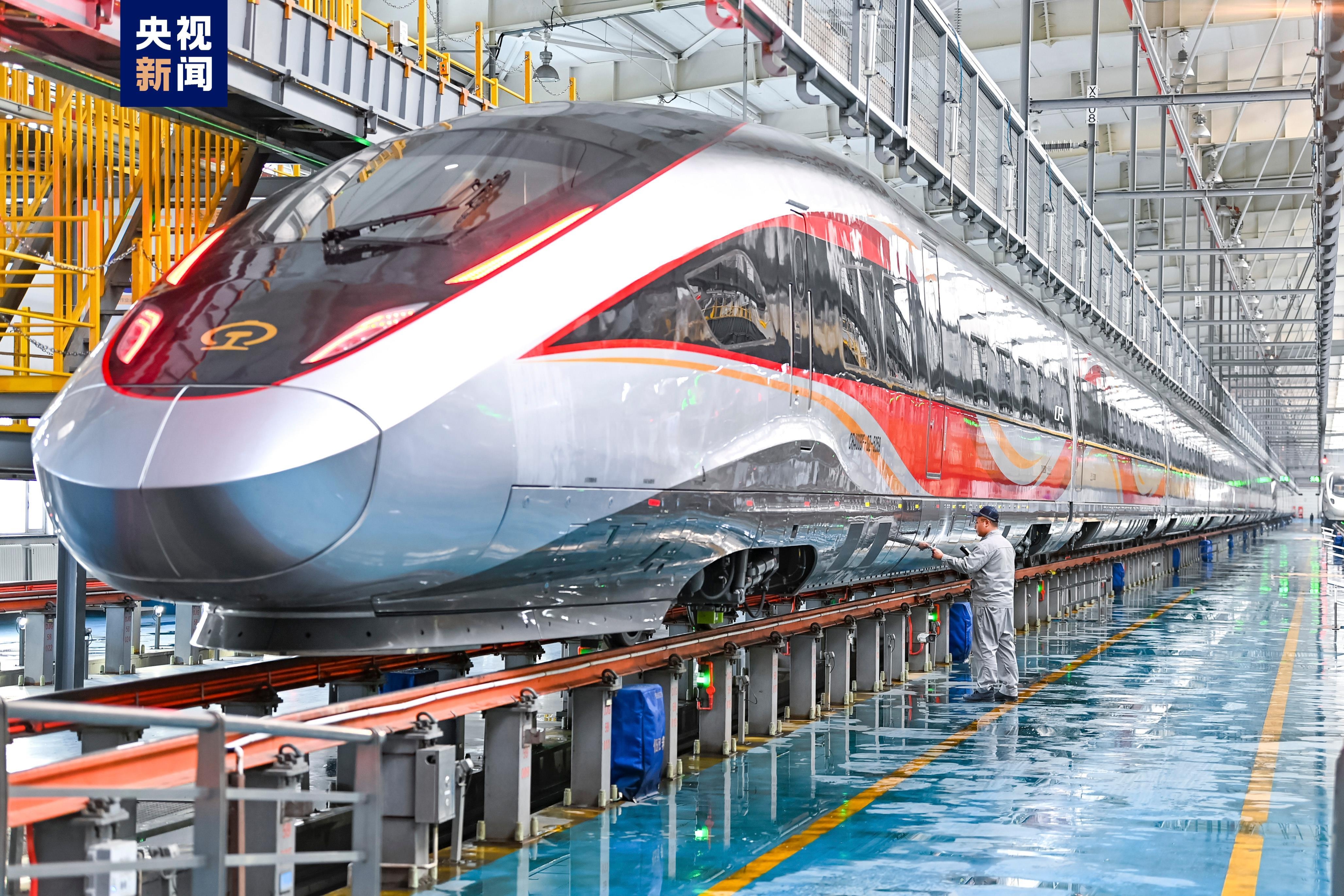 冰雪旅游热度持续升温铁路部门新投放7组新型高寒智能动车组