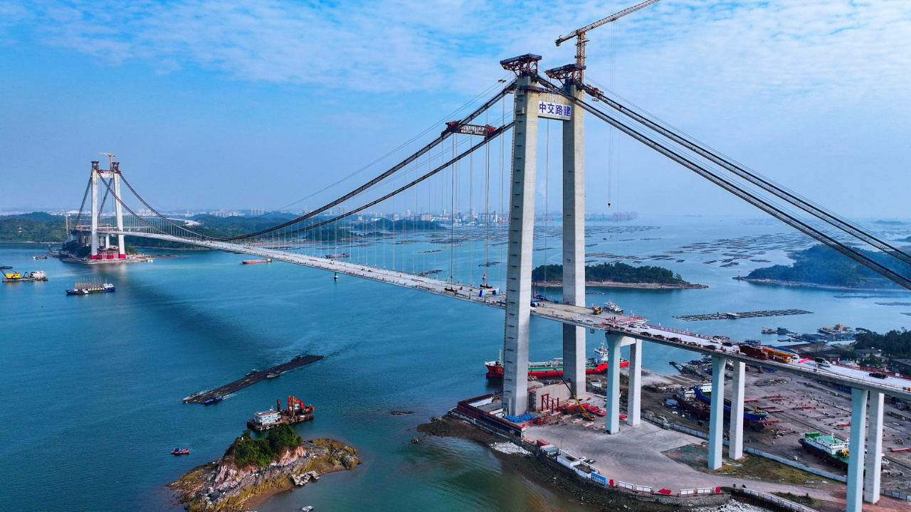 广西滨海公路龙门大桥主航道桥合龙