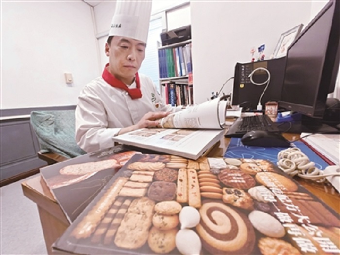 范毅每天都会忙中抽闲翻阅面点烘焙书籍给自己“充电”