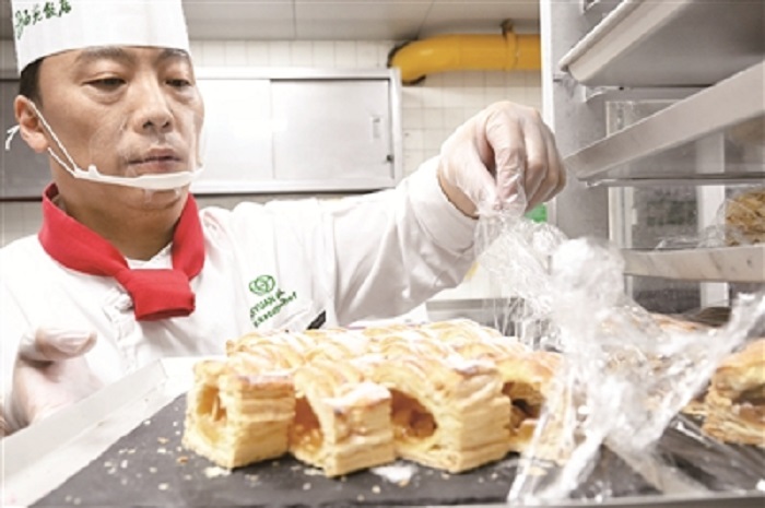 每一样甜点出餐前，范毅都要严格把关