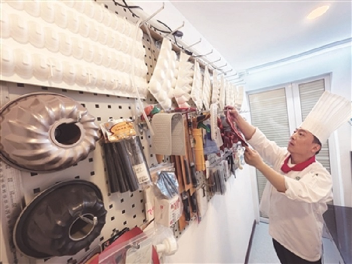 面点烘焙常用工具挂满了操作间的大半面墙壁