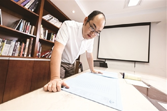 乔元辉查阅施工蓝图