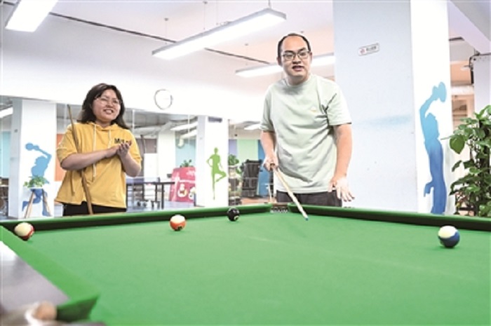 乔元辉利用休息时间与同事切磋球技