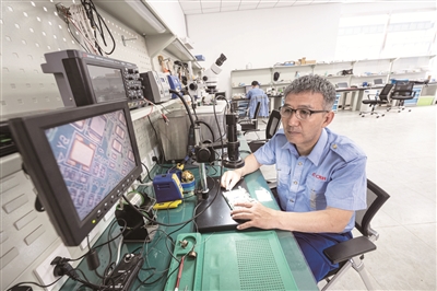 胡小宁操作电子设备，对动车组零部件故障进行诊断