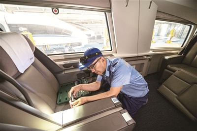 胡小宁在断电的车厢作业