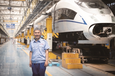 胡小宁作为工作室的带头人，是整个动车段集检修、研发、优化、授课于一体的“最强大脑”