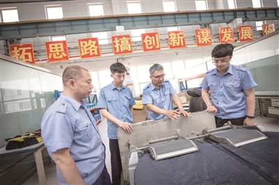 维修过程中，胡小宁发明创造了不少配件