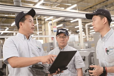 李锦山十分重视团队协作和沟通