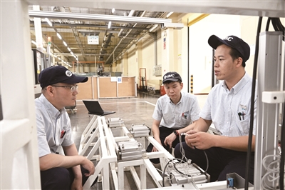 设备安装前，李锦山会与同事提前到现场进行沟通