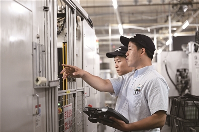 现场查看自动化运转设备的使用情况