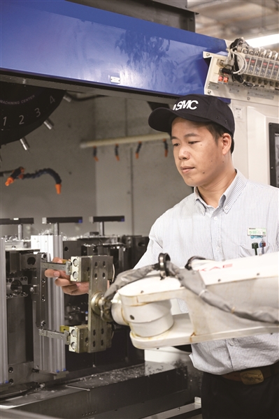 现场调试，让机械手与数控加工中心设备配合更默契