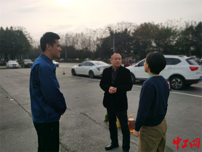 李慕江正在了解职工思想状况并予以鼓励 柯宇摄(1)