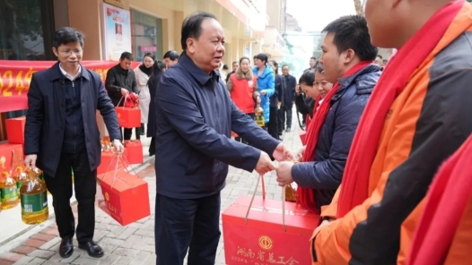 湖南工会为一线劳模、工匠和困难职工送上温暖礼包