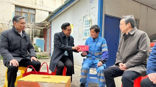 贵州省市两级工会联合开展“筑城送温暖”入户慰问活动