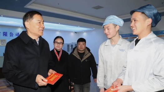 河南省总工会在郑州开展送温暖活动