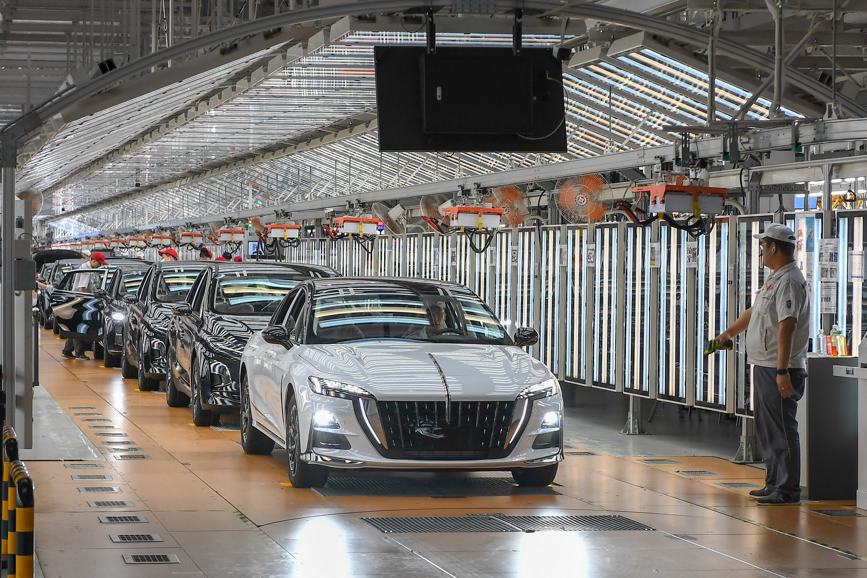 向着建设汽车强国的目标奋勇前行2023年中国汽车产业观察