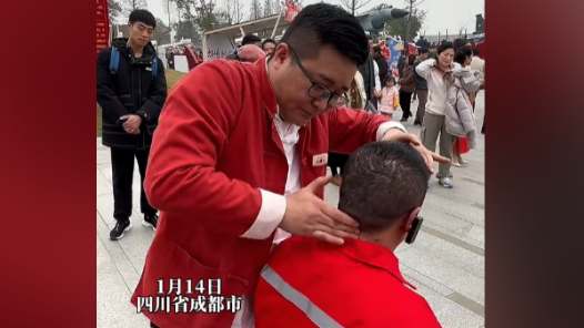 “拿捏”住了！工匠体验推拿技艺