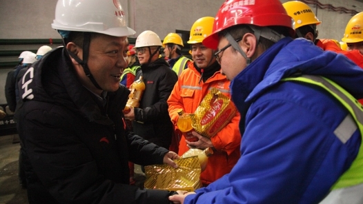 筹集1050万 慰问重点工程、困难企业！青岛市总工会2024“情系职工·冬送温暖”启动