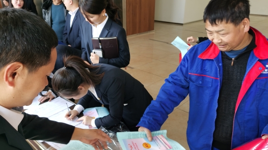 云南昭通鲁甸：工会服务送上门 宣传政策暖“职”心