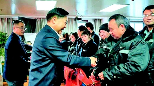 四川省总工会在成都开展“送温暖”慰问活动