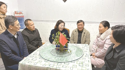 江苏省总工会 “娘家人”到盐城为城乡职工“送温暖”