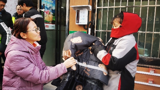 石嘴山市惠农区：暖品送到心坎上 工会关爱不停歇