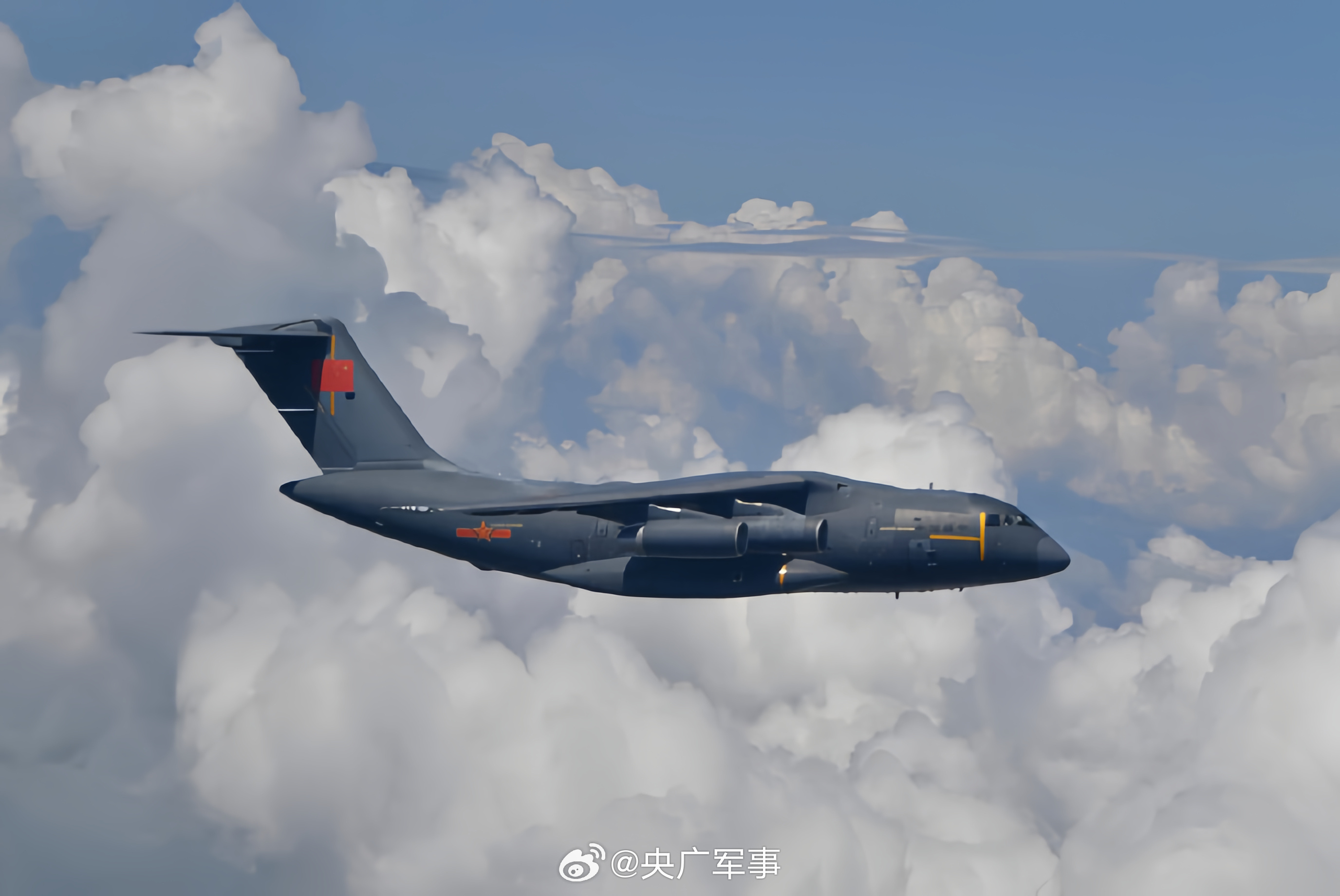 前的今天,2013年1月26日,我国自主研制的大型军用运输机运-20成功首飞