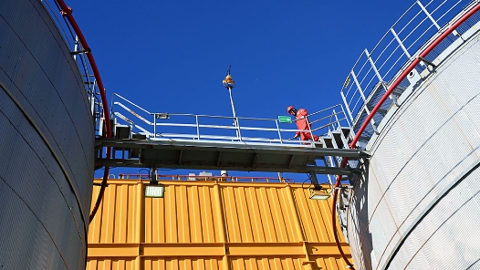 海上油田的日与夜