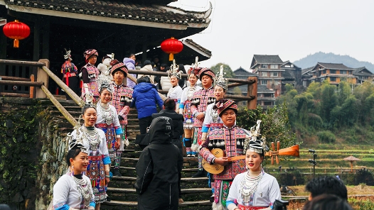 侗寨年关忙迎客