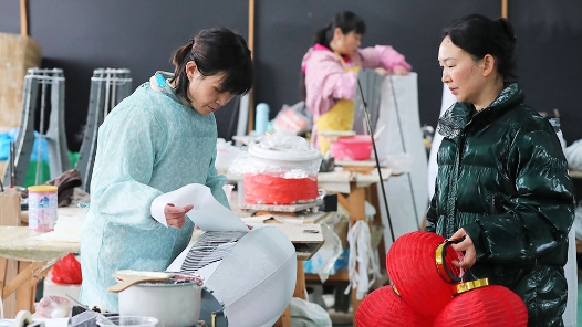 福建南平：扎纸灯笼助力妇女就业