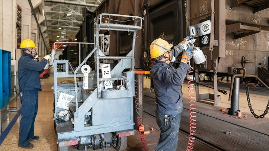 为货运列车“化妆”的人