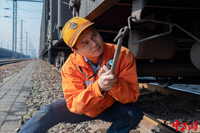 周启能检查铁路货车车底配件