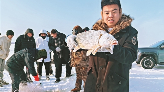 一网下去，新鲜江鱼打上来