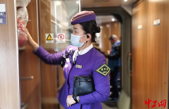 近日，列车长暴苗苗正在列车上检查旅客行李物品状态。青岛客运段广州车队供图