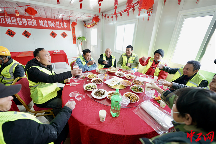 2月6日，中国员工发展基金会向北京城建集团春节本领信守岗亭的员工捐赠年夜饭礼包。中工网记者王鑫 摄