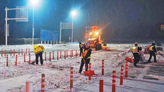 新春走基层丨风雪中，争分夺秒保畅通