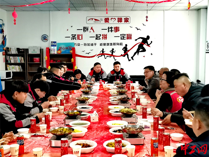 2月8日，工会与顺丰留“杭”骑士同吃年夜饭 。张晓燕 摄