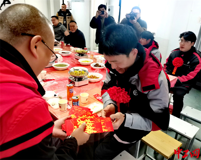 2月8日，工会为顺丰留“杭”骑士们送上新年红包。张晓燕摄